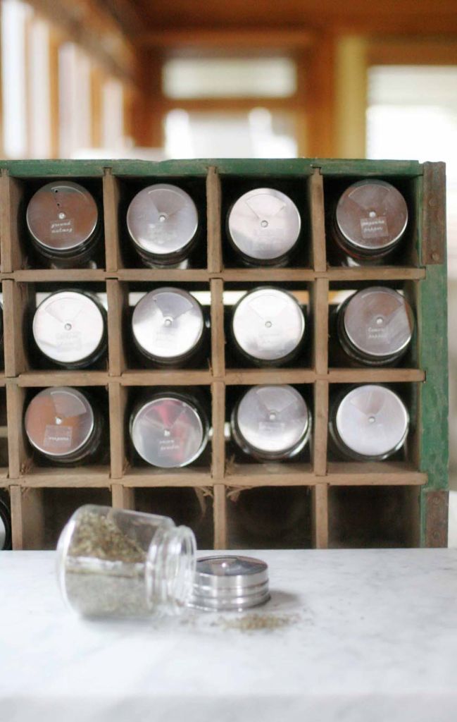 Spice Jar Organization in a Soda Crate – Craftivity Designs