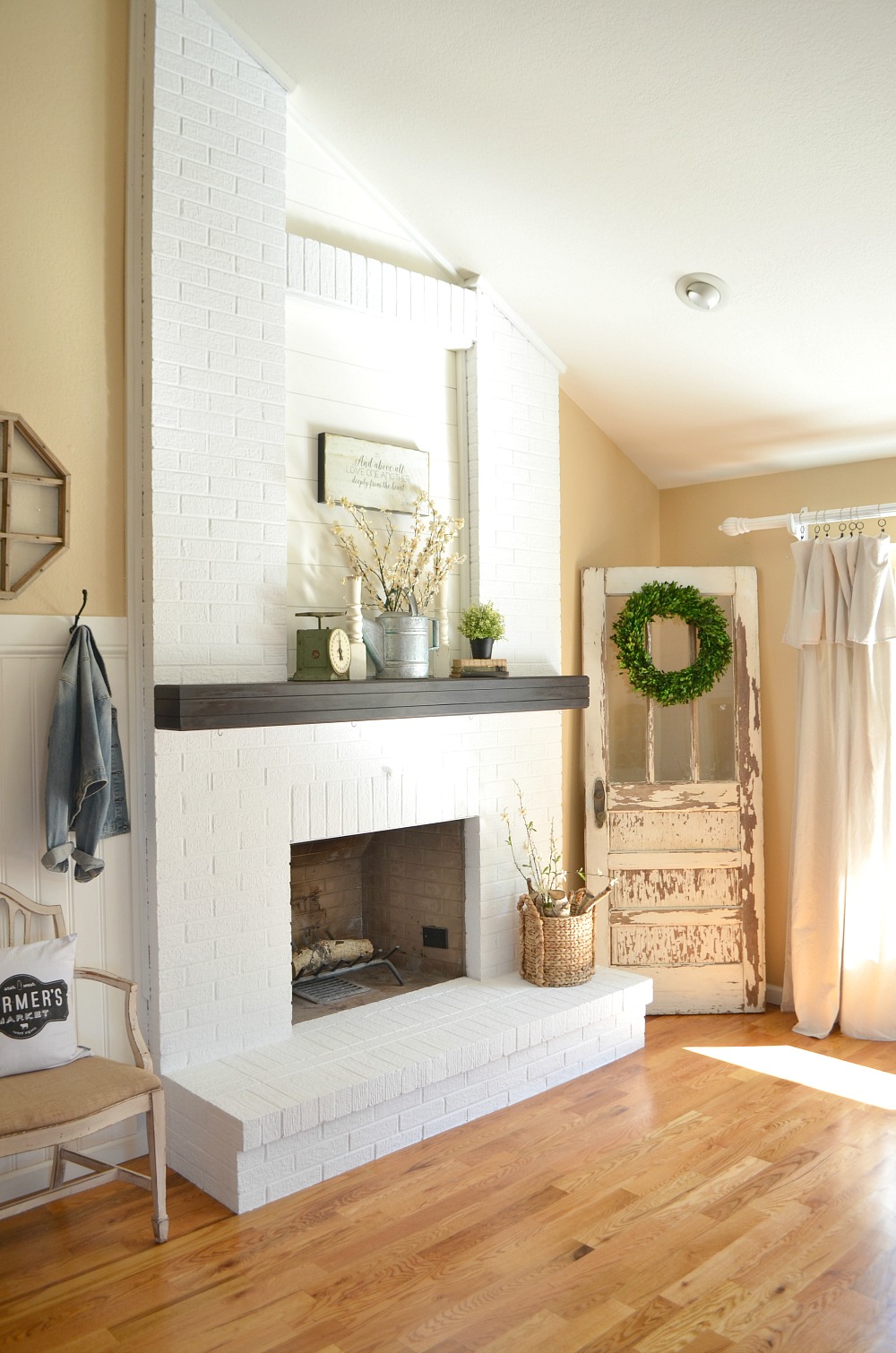 How to Paint  a Brick Fireplace  and the Best Paint  to Use 