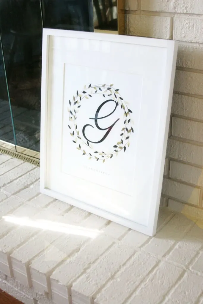 A Simple Wreath with the Family Name and Initial. What a great Christmas gift! by @craftivityd
