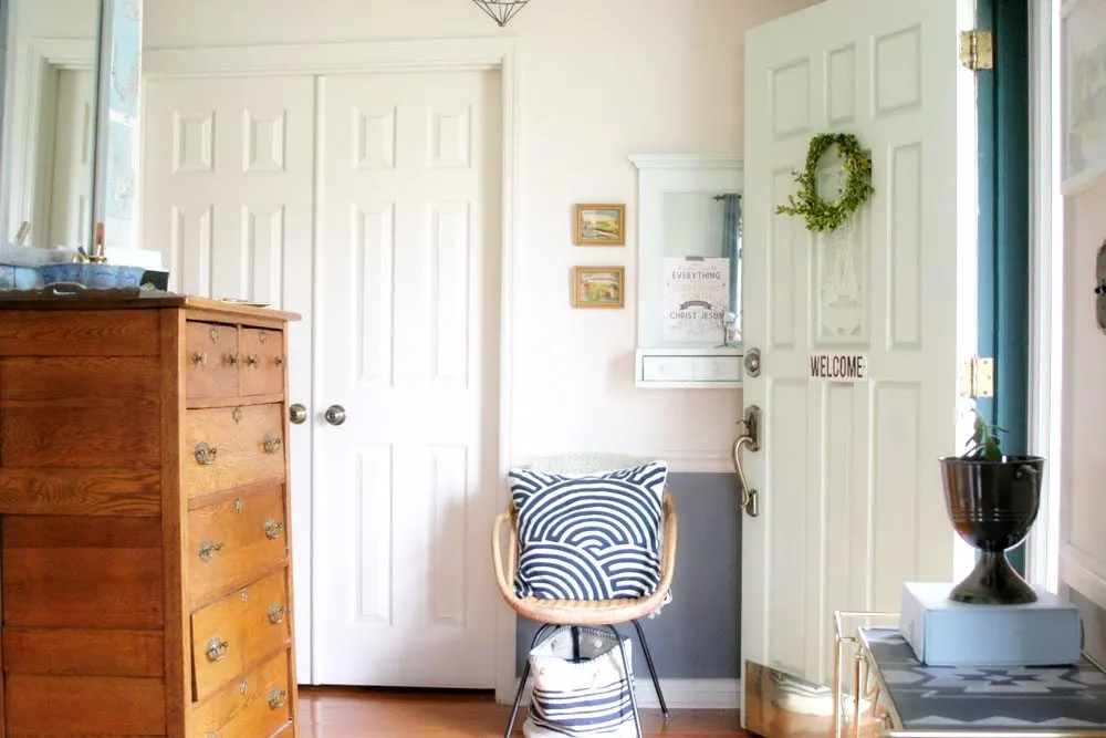 Light & Bright Eclectic Home Tour by @CraftivityD - blue, green, mint, navy, grey, entry