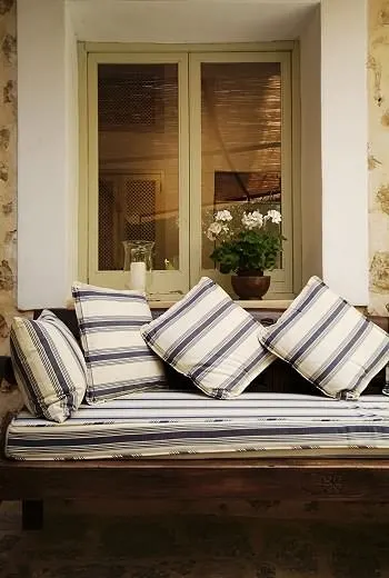 14 Outdoor Pillow Fabrics and Combinations by @CraftivityD -- photo from Anton & K