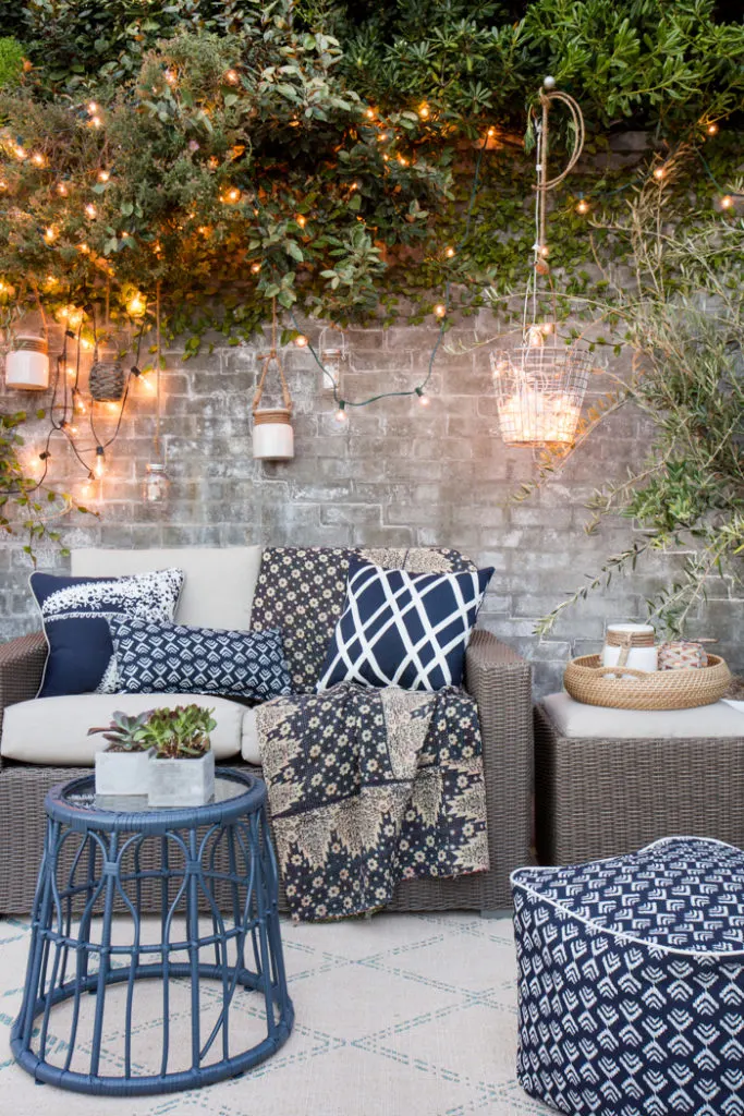 14 Outdoor Pillow Fabrics and Combinations by @CraftivityD -- photo from Emily Henderson