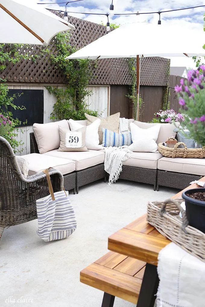 14 Outdoor Pillow Fabrics and Combinations by @CraftivityD -- photo from Ella Claire