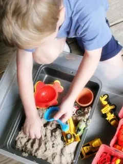 Make a DIY Portable Sandbox. Plus, it's a mess-free sandbox! by @CraftivityD