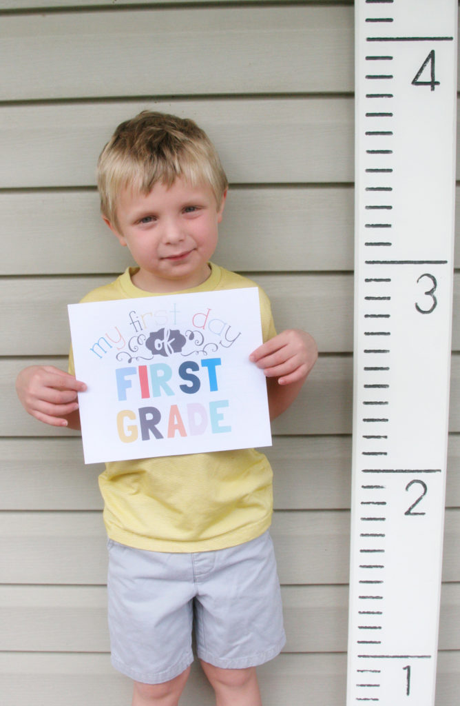 FREE PRINTABLE First Day of School Signs, Back to School Photo Ideas and Photo Props, by @CraftivityD