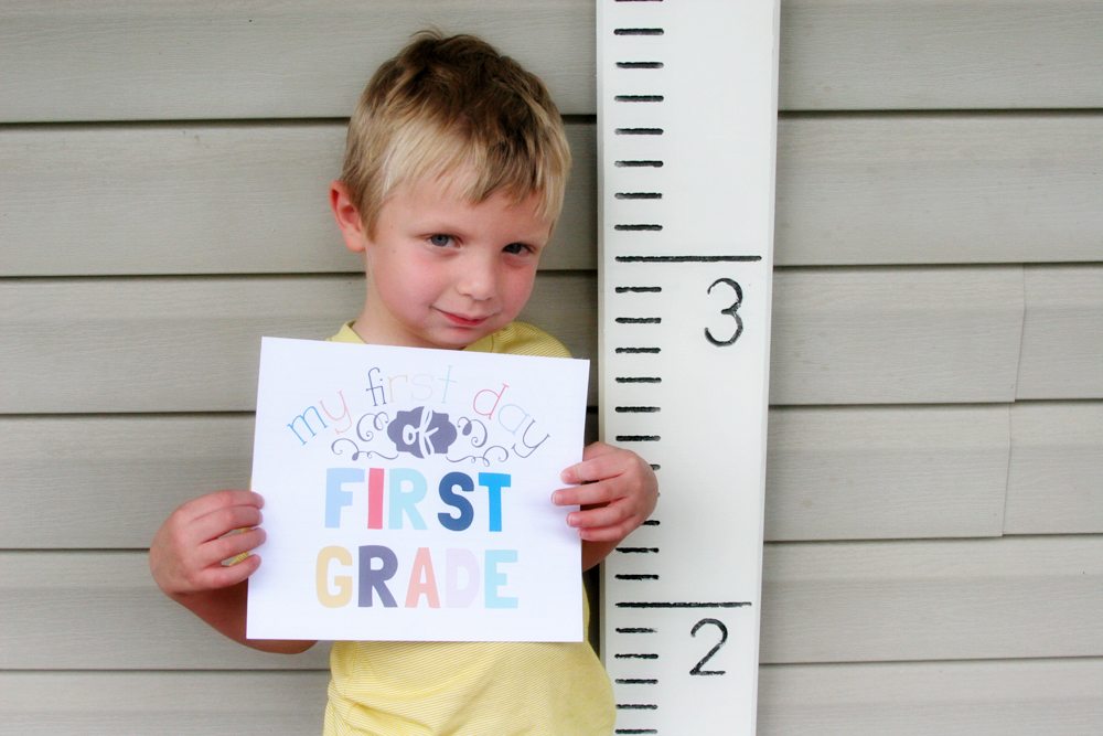 Growth Chart Photo Prop for First Day of School Photos, Back to School, First Day of School FREE Printable by @CraftivityD