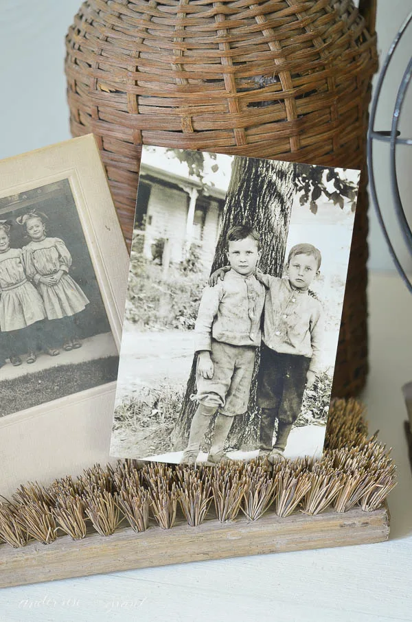 40+ Photo Display Ideas, DIY Photo Display, Vintage Photo Display, Art Display by @CraftivityD