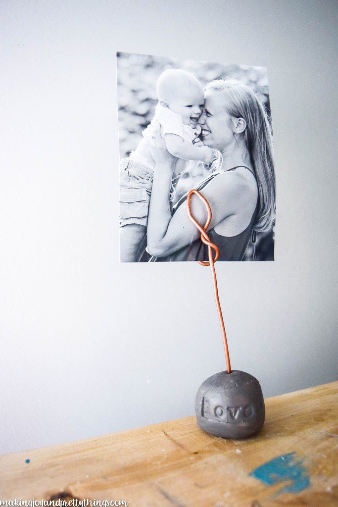 40+ Photo Display Ideas, DIY Photo Display, Vintage Photo Display, Art Display by @CraftivityD