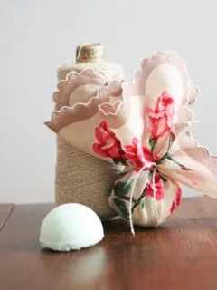 Gift Idea for Her! Make DIY Bath Bombs and wrap them in beautiful vintage linens. Get the tutorial by @CraftivityD
