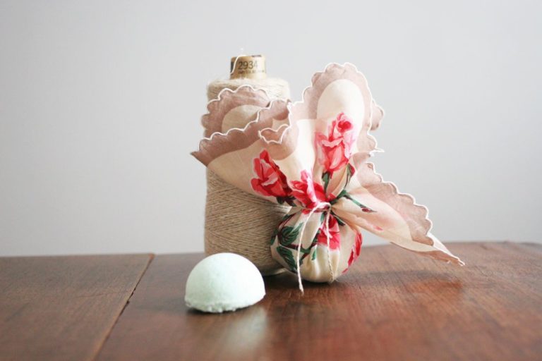Gift Idea for Her! Make DIY Bath Bombs and wrap them in beautiful vintage linens. Get the tutorial by @CraftivityD