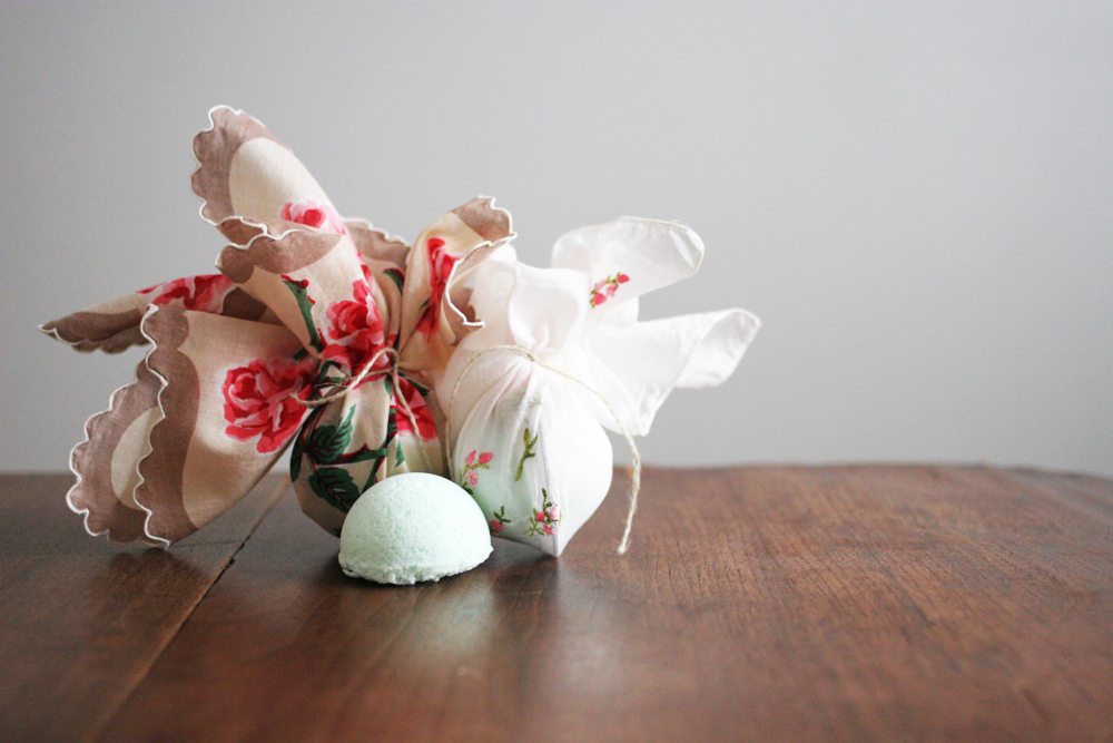 Gift Idea for Her! Make DIY Bath Bombs and wrap them in beautiful vintage linens. Get the tutorial by @CraftivityD
