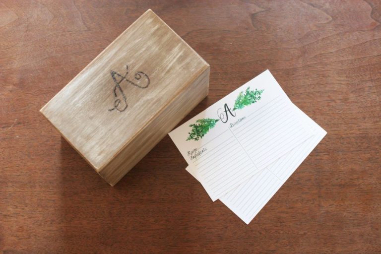 How to DIY a Personalized Recipe Box with Recipe Cards. A great Personalized Gift Idea for a wedding, bridal shower, Christmas and more! by @CraftivityD