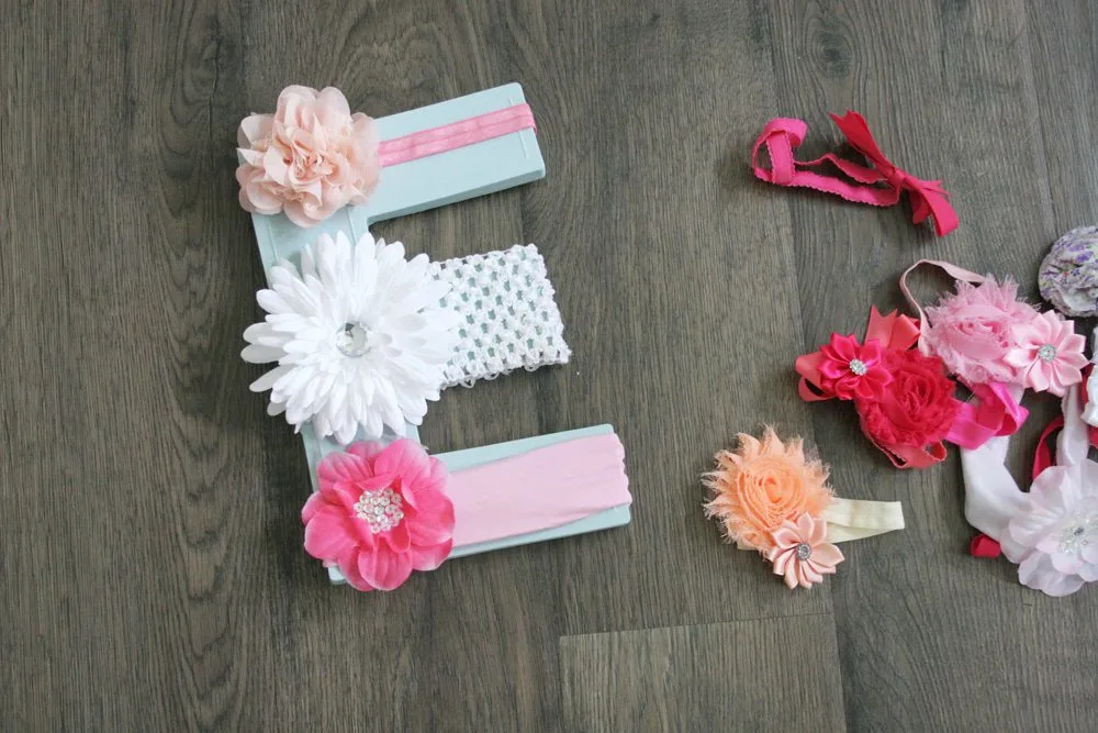How to make a DIY Monogram from Headbands! Hang this sweet floral Monogram Wall Decor in a Nursery. 5 Minute Project. by @CraftivityD