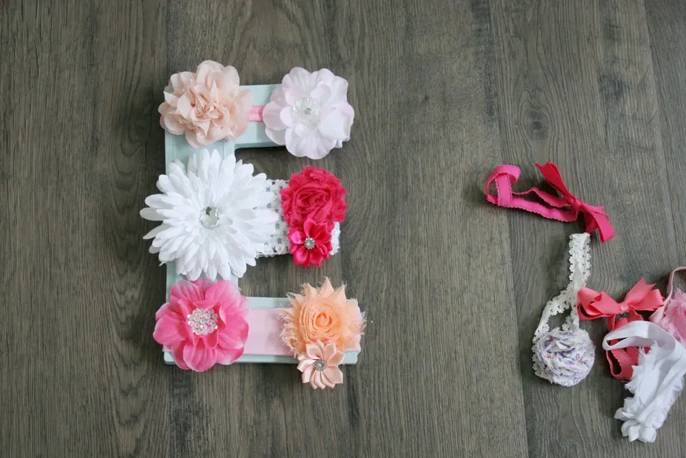 How to make a DIY Monogram from Headbands! Hang this sweet floral Monogram Wall Decor in a Nursery. 5 Minute Project. by @CraftivityD