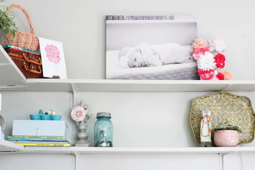 Take a tour of this modern bohemian nursery for a baby girl. Featuring vintage decor, modern boho design, and a pink crib, it's the sweetest bohemian bedroom!  #modern #bohemian #nursery Modern Boho Nursery | Modern Boho Style | Pink Crib | Modern Bohemian Nursery