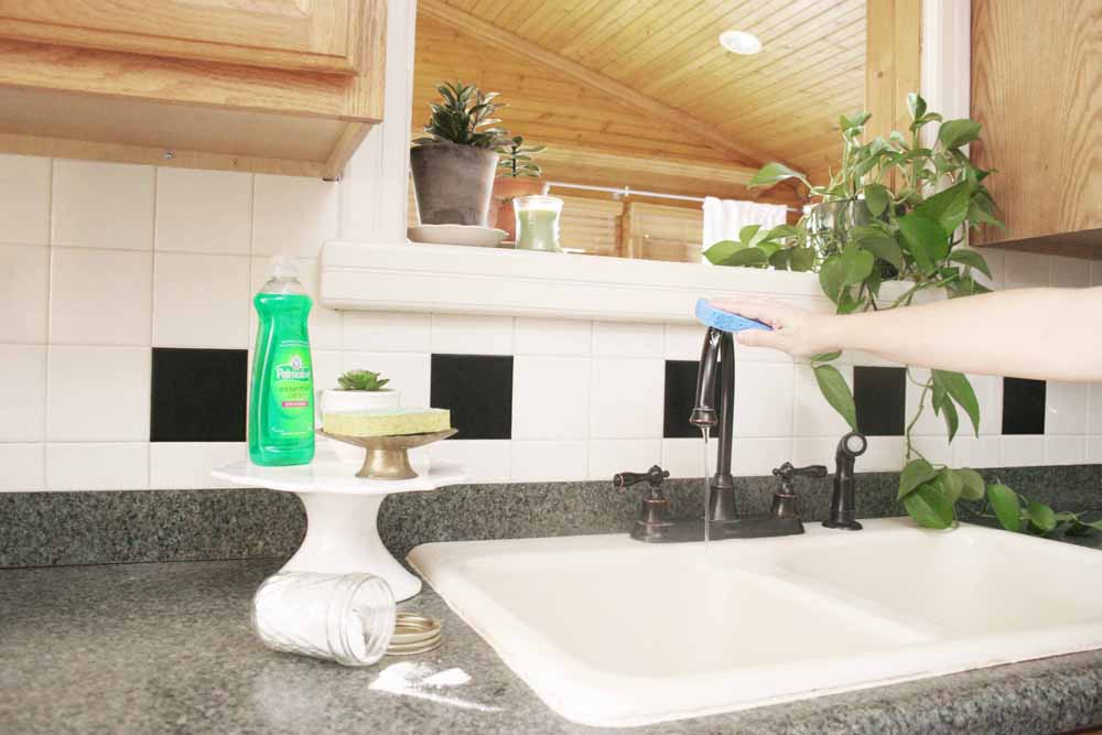 https://craftivitydesigns.com/wp-content/uploads/2017/10/farmhouse-style-faucet-kitchen-sink-organization006.jpg
