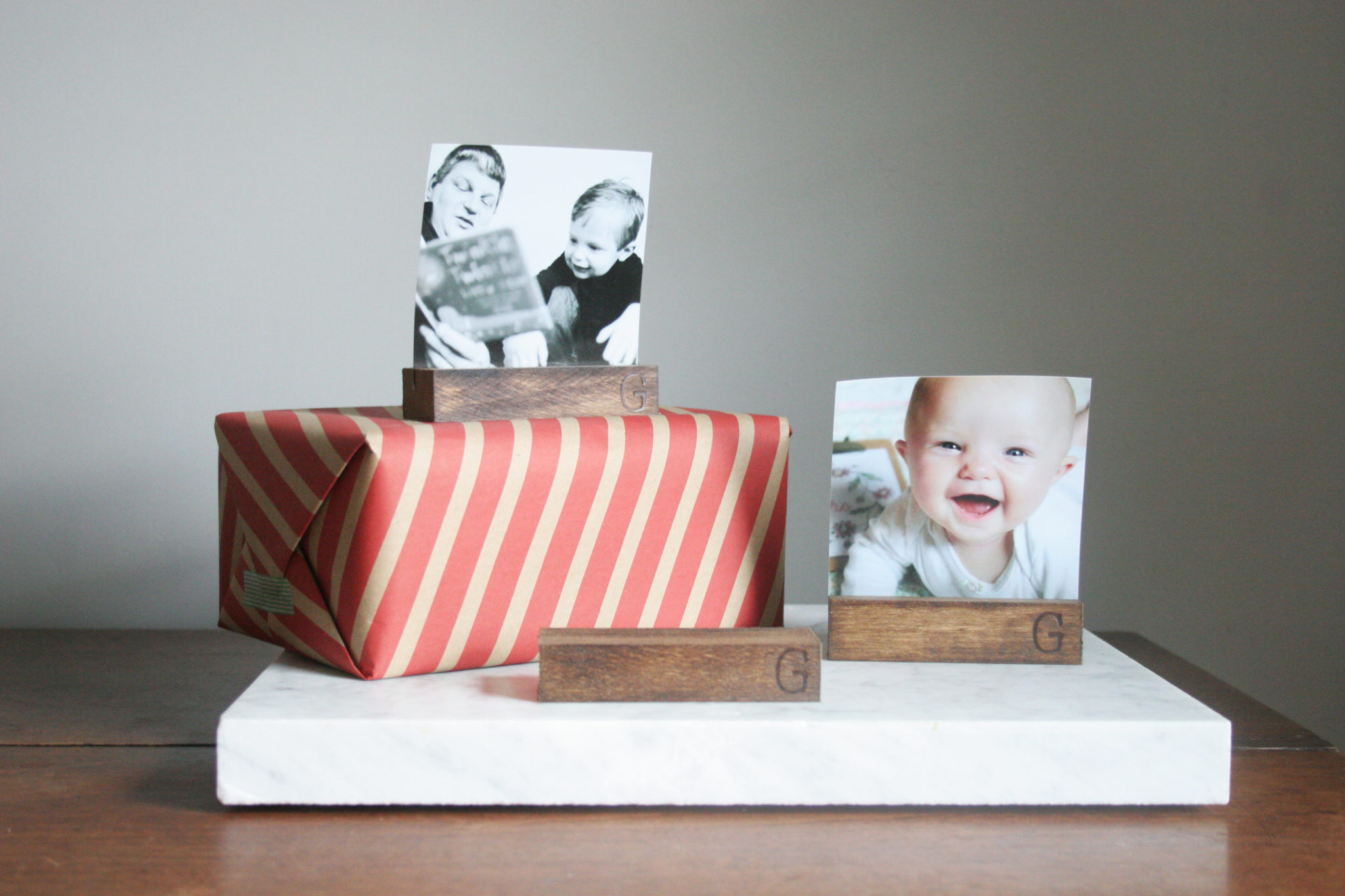 Learn how to make personalized wood photo holders for everyone on your Christmas list. A photo display stand is a great stocking stuffer! Photo Stand, Photo Display, stockingstuffer #diy