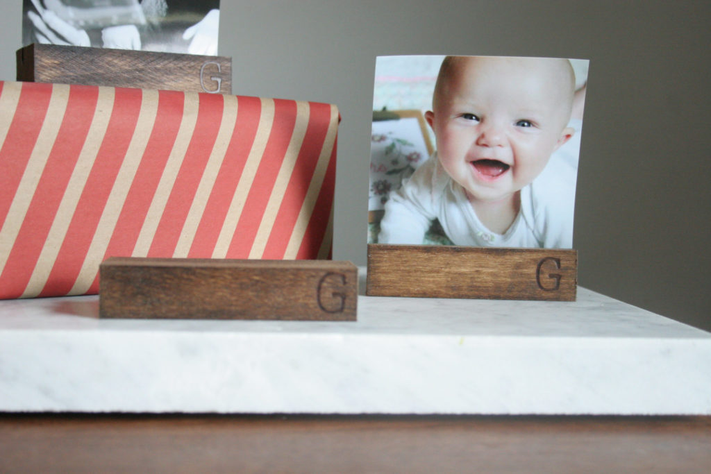 Learn how to make personalized wood photo holders for everyone on your Christmas list. A photo display stand is a great stocking stuffer! Photo Stand, Photo Display, stockingstuffer #diy