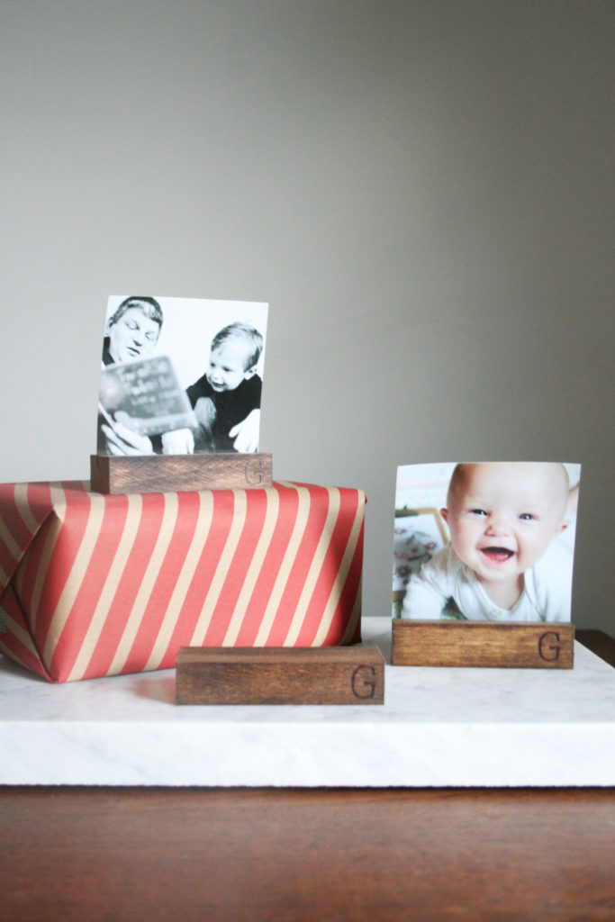 Learn how to make personalized wood photo holders for everyone on your Christmas list. A photo display stand is a great stocking stuffer! Photo Stand, Photo Display, stockingstuffer #diy