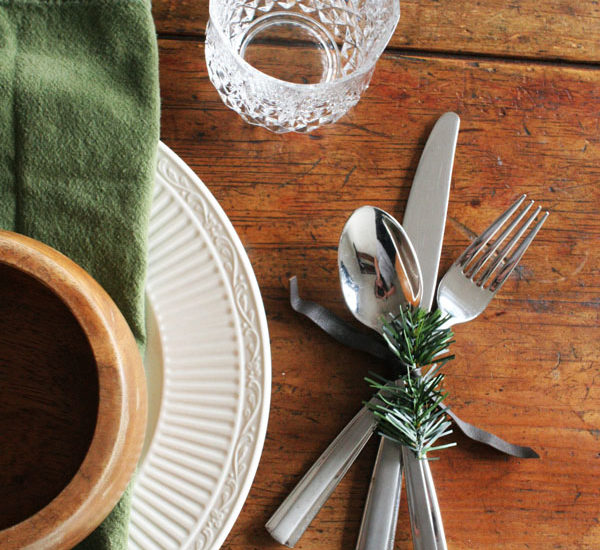 A Rustic Christmas Table (+ Easy Christmas Centerpiece)