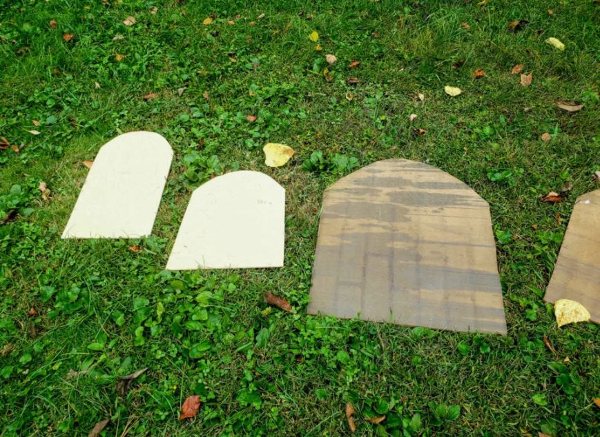 step 1 how to make funny Halloween tombstones